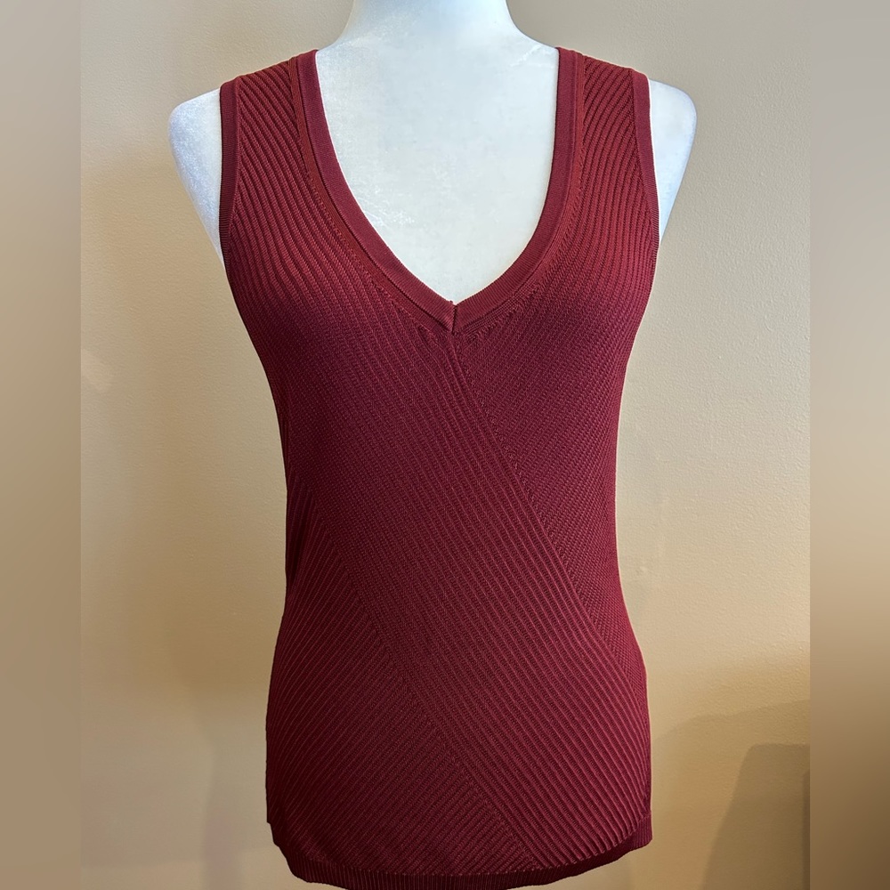 White House Black Market Burgundy Wine Ribbed V-Neck Shell, Size M